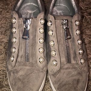 STEVE MADDEN LYNN VELVET PEARL STUD ZIP SNEAKERS